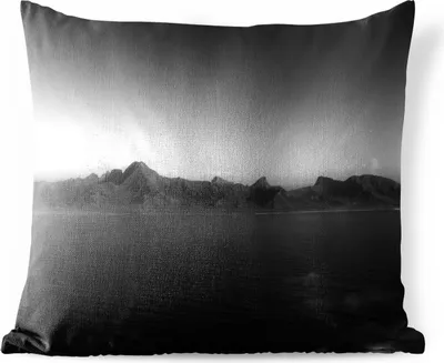 Produktbild von MuchoWow® Outdoor Kissen - Berge im Pazifischen Ozean auf der Insel Mo'orea in Schwarz und Weiß - 50x50 cm - Wetterfest - Lounge Kissen - Komfortabel - Kissen mit Bild