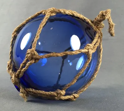 Produktbild von Deko Fischerkugel aus Glas blau 17 cm Tauwerk Netz