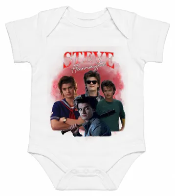 Imagen del producto de Body para bebé, color blanco, con el diseño de Steve Harrington de la serie Stranger Things, ideal como regalo para fans de la serie. Talla 3/6 meses