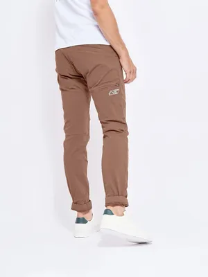 Braune Fitz Roy Outdoor-Hose von Looking for Wild mit Reißverschlusstasche am Bein und elastischem Saum. getragen von hinten