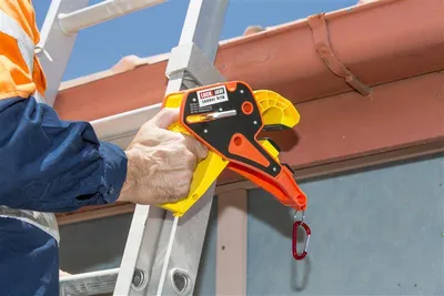 Obrázek produktu pro Lock Jaw Ladder Grip – zajišťovací spona na žebřík pro okapy, bezpečné upevnění žebříku za 5 sekund, certifikováno BG Bau pro řemeslníky a pokrývače