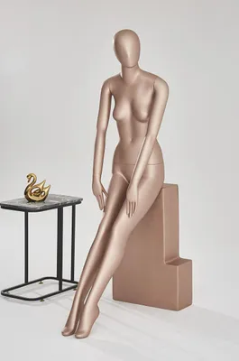 Produktbild von N5-9 Frau sitzend Eurotondisplay Weibliche Schaufensterpuppe Hautfarbend matt lackiert Frau Kopf Egghead Schick und Elegant Hochwertig