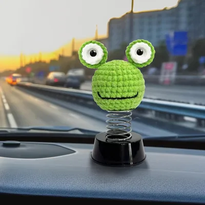 Produktbild von Gestrickte Froschdekoration für Auto, Zuhause und Büro mit Wackelfigur