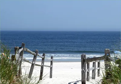 Produktbild von Wallario Fototapete Vliestapete, seidenmatte Oberfläche, einfache Verarbeitung, Größe 200 x 140 cm, Motiv Blick auf Strand