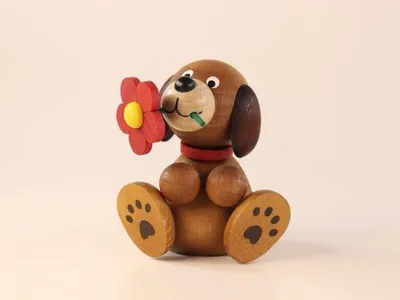 Immagine prodotto di Figurina in legno a forma di cane, modello Lumpi, con fiore. Dimensioni: 6,5 x 7 cm. Nuova