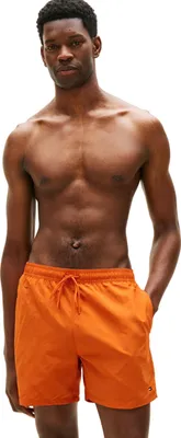 Productafbeelding van Tommy Hilfiger heren zwemshort, model UM0UM03477, met elastische tailleband en aantrekkoord, kleur oranje (Bonfire Orange), maat S