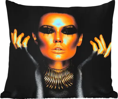 Produktbild von MuchoWow® Outdoor Kissen - Frau - Porträt - Gold - Luxus - Schwarz - 50x50 cm - Wetterfest - Lounge Kissen - Komfortabel - Kissen mit Bild