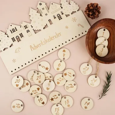 Image de Calendrier de l'Avent MOM en bois avec les chiffres de 1 à 24, accompagné d'une corde en jute. Calendrier de l'Avent à décorer et à suspendre. Ornement en bois pour la décoration de Noël