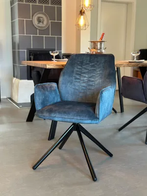 Productafbeelding van City Monolith eetkamerstoel – Draaibare fluwelen fauteuil met armleuningen en automatische terugschuiffunctie. Kleur: Monolith 72, lichtblauw