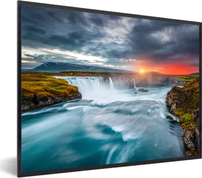 Produktbild von MuchoWow® Gerahmtes Poster Wasserfall - Sonnenuntergang - Natur - Wasser 40x30 cm - Poster mit Schwarzem Bilderrahmen Wandposter Rahmen Foto Bilder - Kunstposter - Wanddekorationen