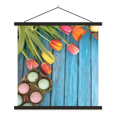 Produktbild von MuchoWow® Textilposter Ostereier und bunte Tulpen zu Ostern auf einem hölzernen Hintergrund 120x120 cm mit schwarzem Rahmen - Aufhängungsset