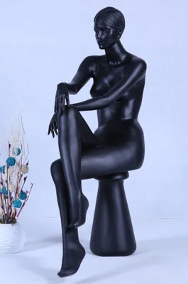 Produktbild von Abstrakt Hautfarbe in matt EH16-8 sitzend weibliche Schaufensterpuppe Schwarz schick Mode modellierte Frisur