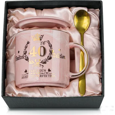Productafbeelding van Keramische beker, 400 ml, marmerlook met goudbedrukking. Roze cadeauverpakking met lepel en deksel
