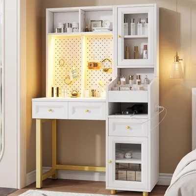 Produktbild von Schminktisch mit LED-Beleuchtung, Lochwand-Organizer (mit 5 Haken), 2 Steckdosen, 1 USB- und 1 Type-C-Anschluss, Glasvitrine, 3 Schubladen
