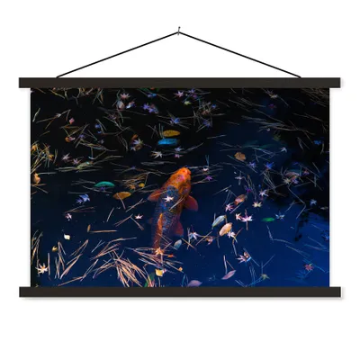 Produktbild von MuchoWow® Textilposter Ein farbiger Koi-Karpfen in einem Teich 120x80 cm mit schwarzem Rahmen - Wanddeko