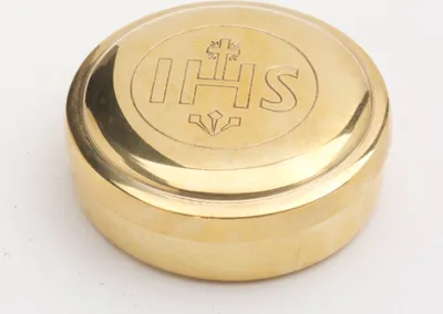 Produktbild von Hostienbehälter Ø 8 cm in Messing gold mit Inschrift IHS