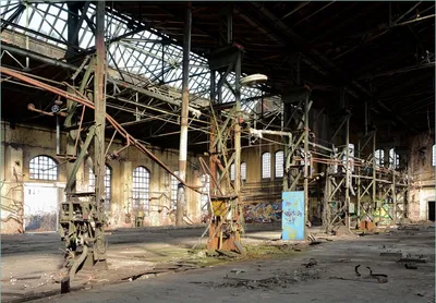 Produktbild von Wallario Fototapete Vliestapete, seidenmatte Oberfläche, einfache Verarbeitung, Größe 300 x 210 cm, Motiv Verlassene Industriehalle - Alte Fabrik