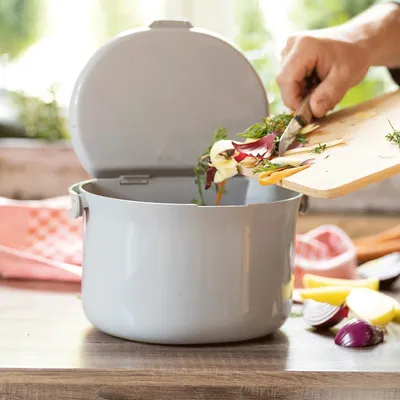 Immagine prodotto di Contenitore per rifiuti organici giornaliero Skaza, capacità 3,3 litri – con coperchio e maniglia – apertura con una sola mano – cestino per rifiuti realizzato in plastica riciclata post-consumo (grigio chiaro)