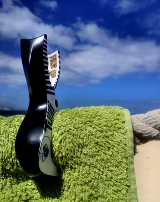 Imagen del producto de Pinzas grandes para toallas de playa, juego de 4 unidades (2 negras, 2 blancas), ideales para toallas de playa y sillas de playa
