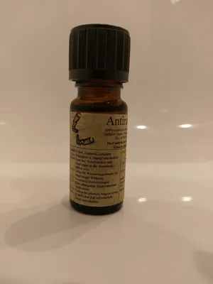 Kleine braune Flasche mit einem schwarzen Verschluss. Auf dem Etikett steht "Antirauch".