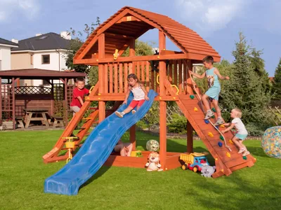 Zdjęcie produktu dla Wieża zabaw Fungoo / domek ogrodowy GIANT, ze zjeżdżalnią 2,9 m, drewnianym dachem dwuspadowym, ścianką wspinaczkową i piaskownicą; 00925