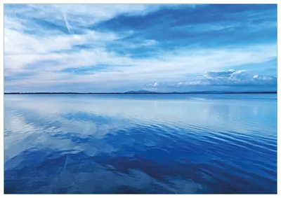 Produktbild von Wallario Premium Glasbild, freischwebende Optik, kräftige Farben, Größe 100 x 70 cm Motiv Blaue Meeresbucht in Italien mit Spiegelung im Wasser