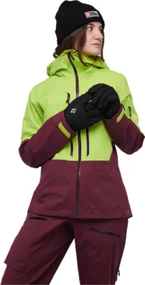 Dame trägt die Recon Stretch LT Shell Jacke von Black Diamond in leuchtendem Grün und Burgunderrot; mit Handschuhen und Kapuze.