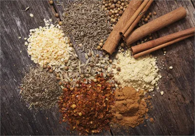 Produktbild von Wallario Poster - Aromatische trockene Gewürze in der Küche, Kunstdruck Größe: 70 x 100 cm