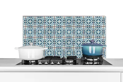Produktbild von KitchenYeah®  Spritzschutz Küche - Küchenrückwand - Wandschutz für Herd und Spüle - Blau - Muster - Kacheln 90x45 - Alu-Dibond (Alternative zum Spritzschutz aus Glas) - Hitzebeständig - Herdspritzschu