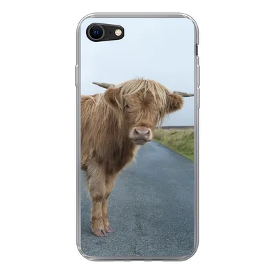 Produktbild von MuchoWow® Handyhülle Schutzhülle Hülle für iPhone 7 Scottish Highlander - Straße - Gras Silikon Softcase Handy Hülle - Kartenhalter