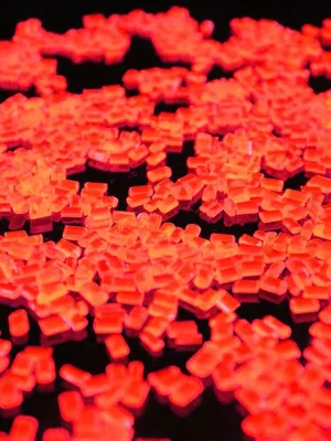 Produktbild von 25kg PSYWORK Schwarzlicht Acrylglas-Granulat Rot