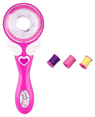 Rosa Haarflechtwerkzeug aus Kunststoff mit weißen Flügeln und einem Herzen, gezeigt mit drei kleinen Spulen mit lila, rosa und gelbem Faden