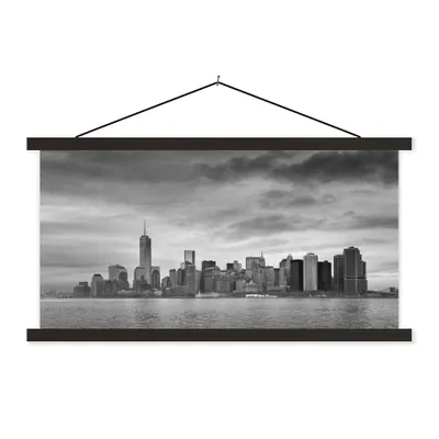 Produktbild von MuchoWow® Textilposter Manhattan New York in schwarz und weiß 120x60 cm mit schwarzem Rahmen - Dekoration Schlafzimmer