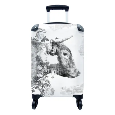 Produktbild von MuchoWow® Koffer Handgepäck Trolley Rollkoffer Kleine Reisekoffer mit 4 Rollen - Seitenansicht eines schottischen Highlanders mit Zeitungsartikeln - schwarz-weiß - Cabin Size < 55x40x23 cm & 55x40x20 cm - Fotokoffer - Kabinenkoffer - Boardgepäck - Reise-Box - Reisekoffer - Reisegepäck - Koffer mit Bild - Trolley für Kinder