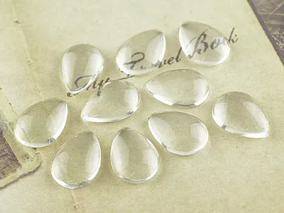 Produktbild von Vintageparts 10 Glascabochons klar Tropfen 14 x 10 mm farblos