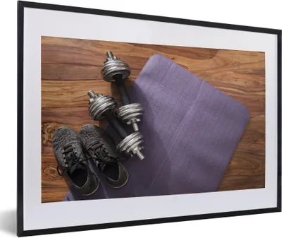 Produktbild von MuchoWow® Gerahmtes Poster Die beiden Gewichte und Turnschuhe sind bereit für die Turnhalle 60x40 cm - Poster mit Schwarzem Bilderrahmen Wandposter Rahmen Foto Bilder - Schlafzimmer - Plakat in Rahmen - Drucken