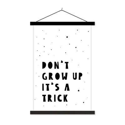 Produktbild von MuchoWow® Textilposter Zitate - Werd nicht erwachsen, es ist ein Trick - Baby - Sterne - Kinder 40x60 cm mit schwarzem Rahmen - Wanddekorationen