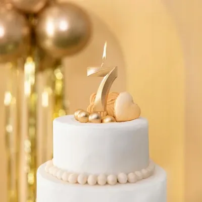 Produktbild von PartyPal Goldene Zahl 7 Geburtstagskerze Metallisch