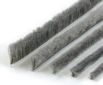 Produktbild von Selbstklebende Dichtungsbürste für Türen und Fenster - 1 Meter - Grau - Zugstopper zur Geräuschreduzierung