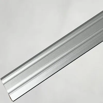Obrázok produktu pre Übergangsprofil 100x2,5cm Alu eloxiert silber selbstklebend mit Zierrillen