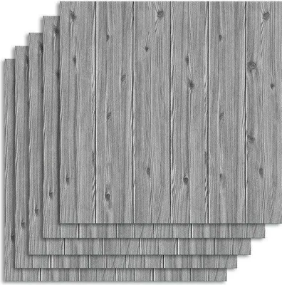 Stapel aus fünf grauen Holzplanken-Abziehbild-Tapetenbahnen mit sichtbarer Holzmaserung und Ästen