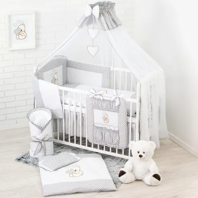 Produktbild von Babybettwäsche Komplettset 18 Teilig ohne Bett für Bettchen in Größe 70x140 aus 100% Baumwolle bestickt mit einem Teddybär mit Herz inkl. Moskitonetz Grau