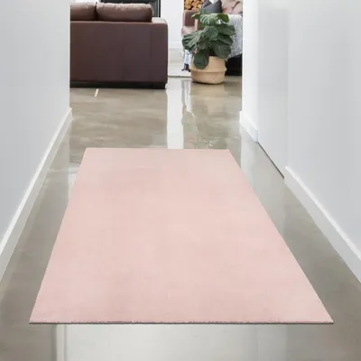 Obrázok produktu pre Štýlový koberec s vysokým vlasom v ružovej farbe - kombinácia luxusu a protišmykovosti! Rozmer - 80 x 150 cm