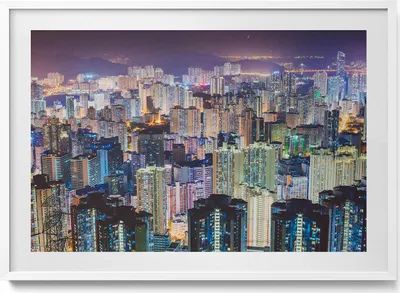 Produktbild von Beleuchtete Stadt bei Nacht– Wandbild mit Rahmen – Gerahmtes Bild  – Wanddekoration – 100x70 cm –  Weiß Rahmen