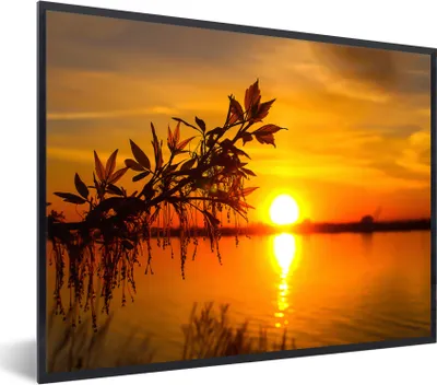 Produktbild von MuchoWow® Gerahmtes Poster Sonnenuntergang - Wasser - Pflanzen - Orange 80x60 cm - Poster mit Schwarzem Bilderrahmen Wandposter Rahmen Foto Bilder - Schwarzem - Mit Gestell