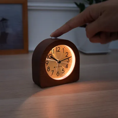 Produktbild von Navaris Analog Holz Wecker mit Snooze - Retro Uhr Halbrund mit Ziffernblatt Gold Alarm Licht - Leise Tischuhr ohne Ticken - Naturholz in Dunkelbraun
