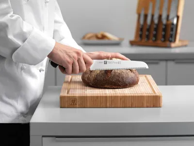 Zdjęcie produktu dla Zwilling - Nóż do pieczywa Pro 20 cm
