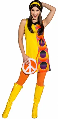 Frau im bunten 70er-Jahre-Disco-Kleid mit gelber Vorderseite und psychedelischem Kreismuster; Accessoires sind nicht enthalten.