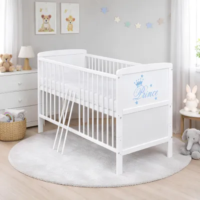 Produktbild von Baby-Delux Babybett Gitterbett Kinderbett Natalie Prince 140x70 Beißschienen, Komfort Matratze höhenverstellbar weiß umbaubar