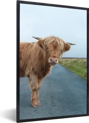 Produktbild von MuchoWow® Gerahmtes Poster Scottish Highlander - Straße - Gras 40x60 cm - Poster mit Schwarzem Bilderrahmen Wandposter Rahmen Foto Bilder - Papierdruck - Wandbilder